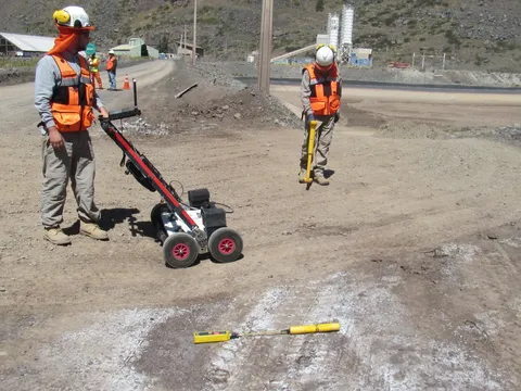 Gabriel Jaque trabajando con sistemas GPR y radio detección en una faena minera