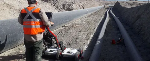 Operador de Geo Radar Chile realizando prospección GPR junto a ductos en una faena