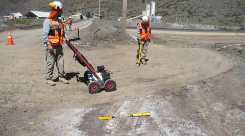 Equipo técnico realizando una prospección combinada con georradar y localizador electromagnético