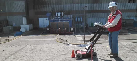 Agustín Jaque operando un equipo de georradar GPR en una instalación industrial
