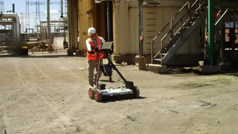 Operador de Geo Radar Chile realizando una prospección GPR en una instalación industrial