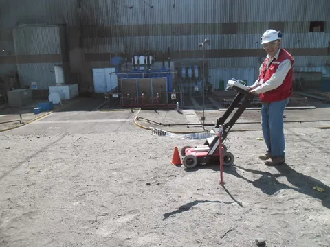 Agustín Jaque operando un equipo de georradar GPR durante una prospección en terreno